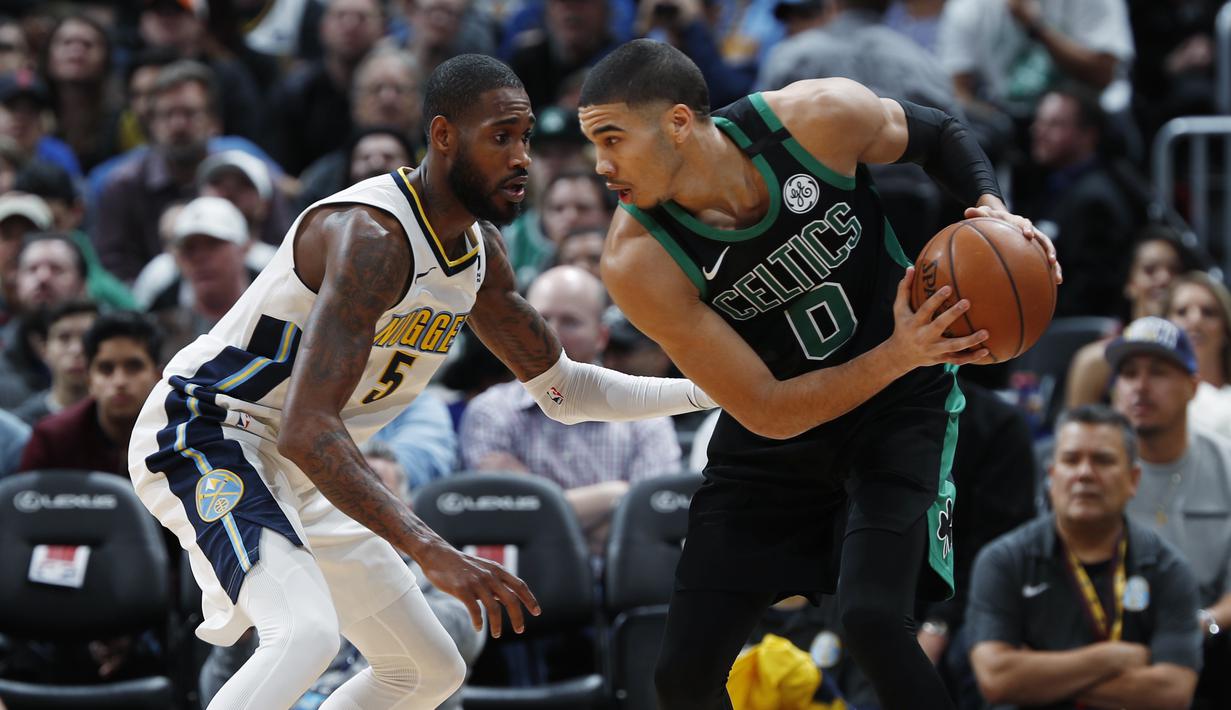 Pemain Denver Nuggets, Will Barton (kiri) berusaha mengadang laju pemain Boston Celtics, Jayson Tatum pada laga NBA basketball game di Pepsi Center, Denver, (29/1/2018). Celtics menang 111-110. (AP/David Zalubowski)