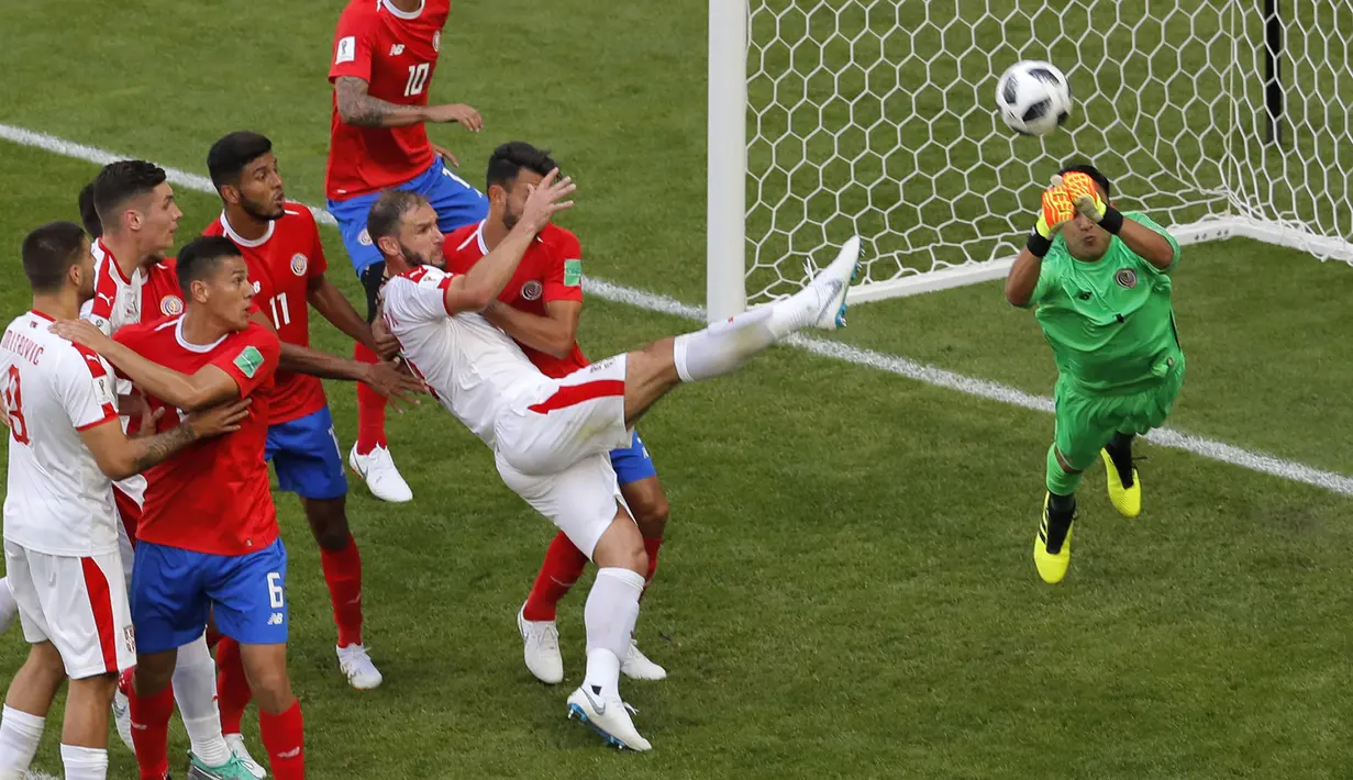 Pemain Serbia, Branislav Ivanovic (tengah) mencoba menendang bola saat duel dengan pemain Kosta Rika pada laga grup E Piala Dunia 2018 di Samara Arena, Samara, Rusia, (17/6/2018). Serbia menang 1-0. (AP/Vadim Ghirda)