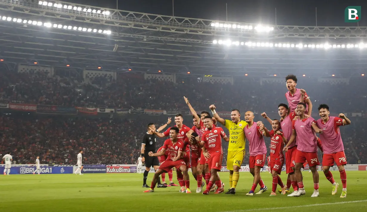 <p>Para pemain Persija Jakarta merayakan gol yang dicetak oleh Aji Kusuma ke gawang PSS Sleman pada laga terakhir BRI Liga 1 2022/2023 di Stadion Utama Gelora Bung Karno (SUGBK), Senayan, Jakarta, Sabtu (15/04/2023). (Bola.com/Bagaskara Lazuardi)</p>