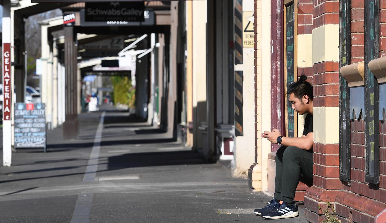 Seorang pekerja beristirahat di sebuah kafe yang biasanya ramai saat kota itu mengalami penguncian keenam saat memerangi wabah varian Delta dari coronavirus di Melbourne (25/8/2021). (AFP/William West)