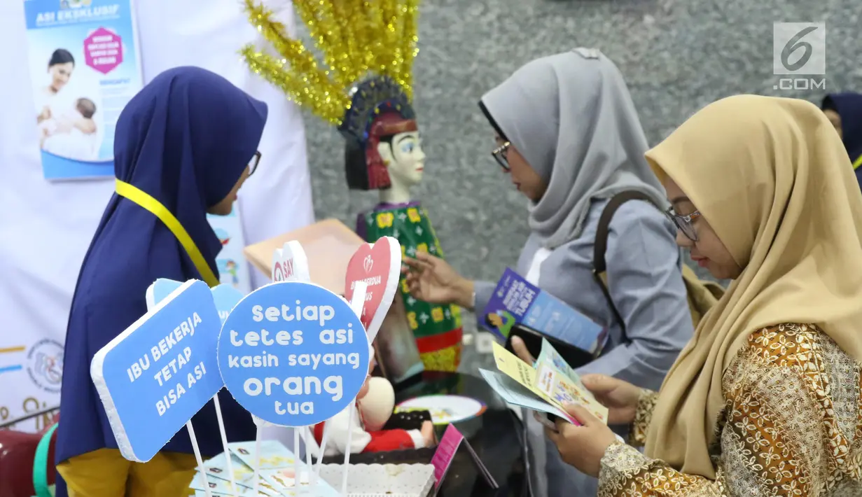 Pengunjung melihat informasi mengenai ASI saat Pekan ASI Sedunia 2019 di Kementerian Kesehatan, Jakarta, Rabu (7/8/2019). Kemenkes didukung GAIN Indonesia mempromosikan pentingnya ASI dimana pentingnya pemberian ASI kepada bayi selama enam bulan setelah kelahiran. (Liputan6.com/Angga Yuniar)