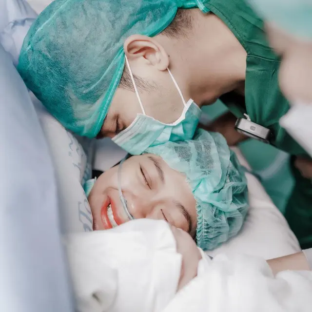 6 Potret Ria Ricis dan Teuku Ryan Peluk Baby R, Wajah Masih Dirahasiakan