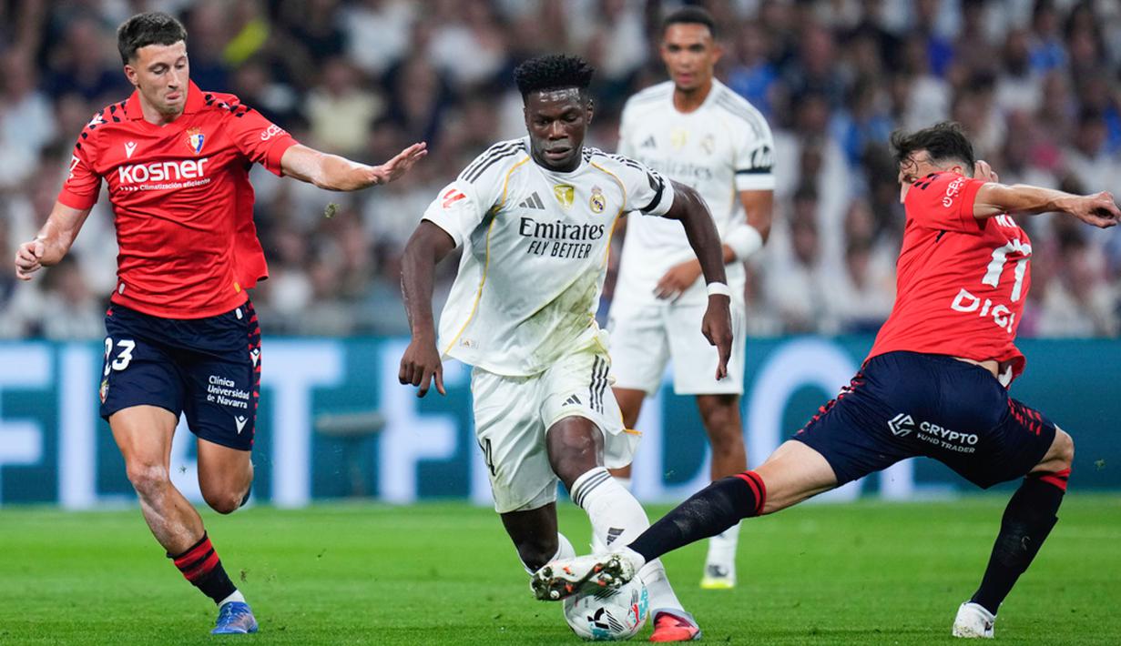 Pemain Real Madrid, Aurelien Tchouameni, berusaha melewati pemain Osasuna pada laga pekan perdana La Liga di Stadion di Santiago Bernabeu, Rabu (20/8/2025) dini hari WIB. (AP Photo/Manu Fernandez)