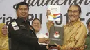 Ketua KPU Juri Ardiantoro memberikan buku kepada Ketua DKPP Jimly Asshiddiqie usai peluncuran buku KPU, Jakarta, Senin (10/4). Di akhir masa jabatan Komisioner KPU Pusat 2012-2017 meluncurkan 5 buku penyelenggaraan pemilu. (Liputan6.com/Angga Yuniar)