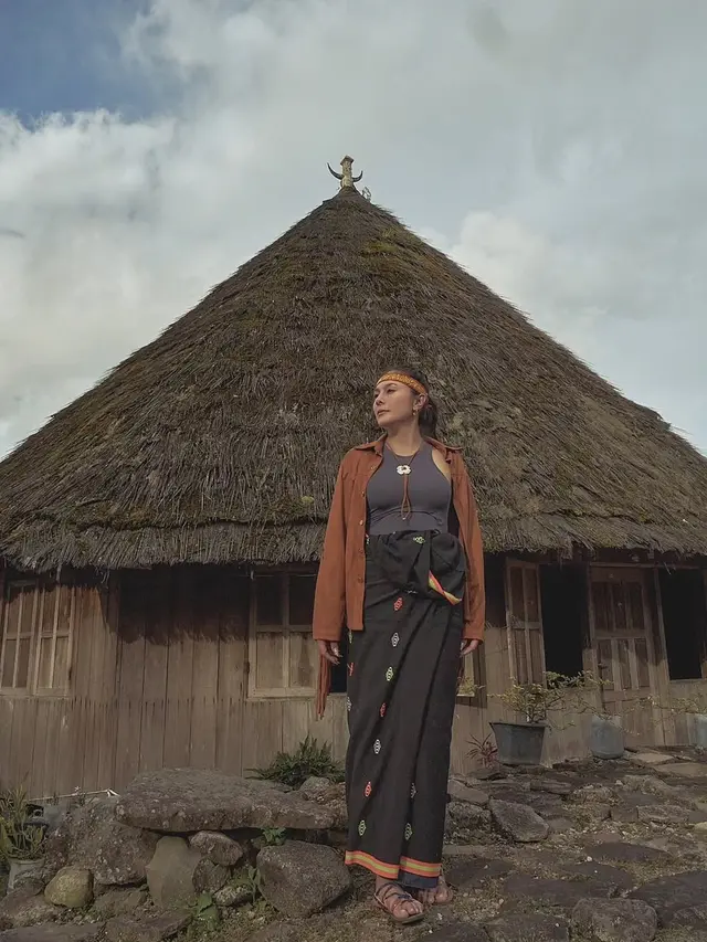 Pesona Wulan Guritno Berkain Songke Khas NTT, Anggun Berpose di Rumah Gendang Kampung Adat Ruteng Pu'u