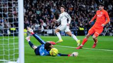 Real Madrid menang telak 4-1 atas Real Sociedad pada pekan ke-24 La Liga 2025/2026. Duel ini berlangsung di stadion Santiago Bernabeu, Minggu, 15 Februari 2026 WIB. (AP Photo/Manu Fernandez)