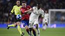 Bek CSKA Moskow, Kirill Nababkin, berebut bola dengan striker Real Madrid, Vinicius Junior, pada laga Liga Champions di Stadion Santiago Bernabeu, Madrid, Rabu (12/12). Madrid kalah 0-3 dari CSKA. (AFP/Javier Soriano)
