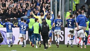 Para pemain Como merayakan kemenangan di akhir pertandingan Serie A Italia antara Juventus dan Como di stadion Allianz di Turin pada 21 Februari 2026. (Isabella BONOTTO/AFP)
