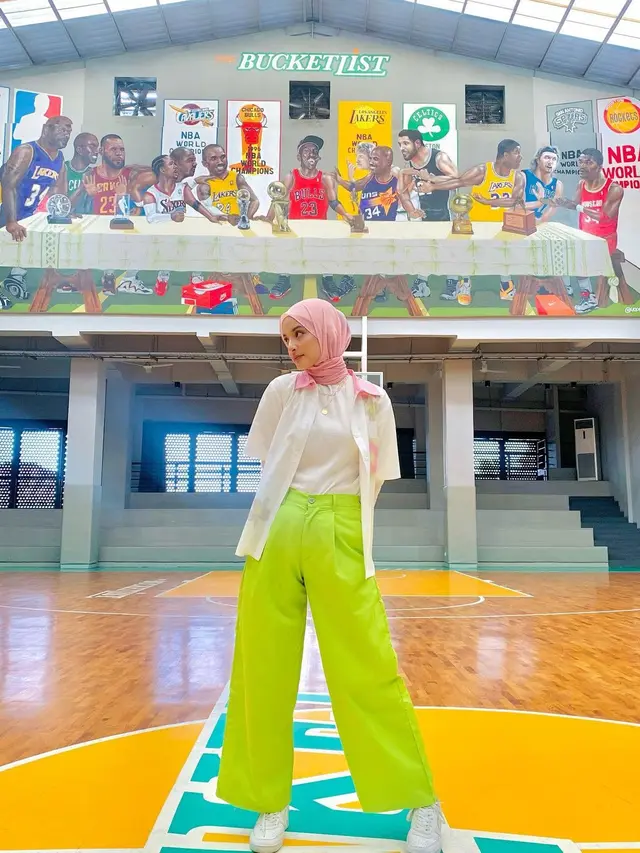 Nabila Ishma tampak mengenakan busana warna warni yang membuat penampilannya terlihat segar dan ekspresif (https://www.instagram.com/p/CcXyL5Ap_aA/)