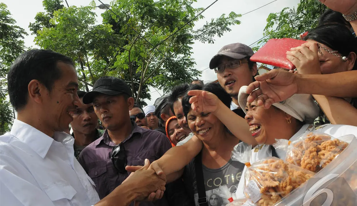 Capres PDIP Joko Widodo kunjungi Manado untuk bersosialisasi, Sabtu (9/4/2014) (Liputan6.com/Herman Zakharia).