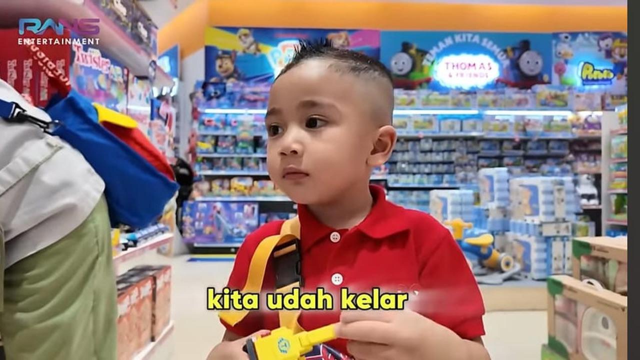 Kesibukan Rayyanza Beli Hadiah Untuk Baby Kamari di Mal, Sebut Bakal Kedatangan Tamu Bule ke Rumah
