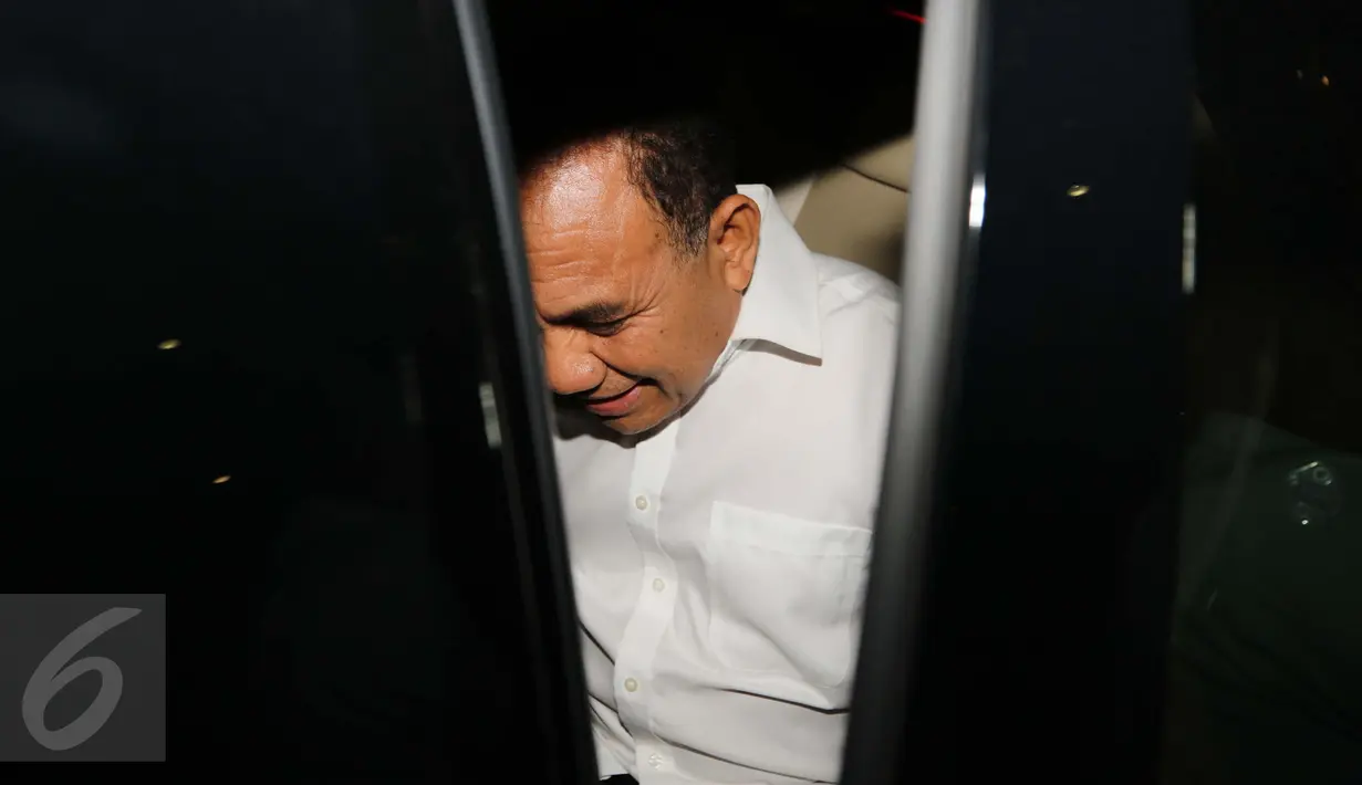 Gubernur NTT, Frans Lebu Raya memasuki mobil yang menjemputnya usai diperiksa KPK, Jakarta, Rabu (10/5). Frans diperiksa terkait kasus sengketa tanah seluas 3 hektare di NTT (Liputan6.com/Helmi Afandi)
