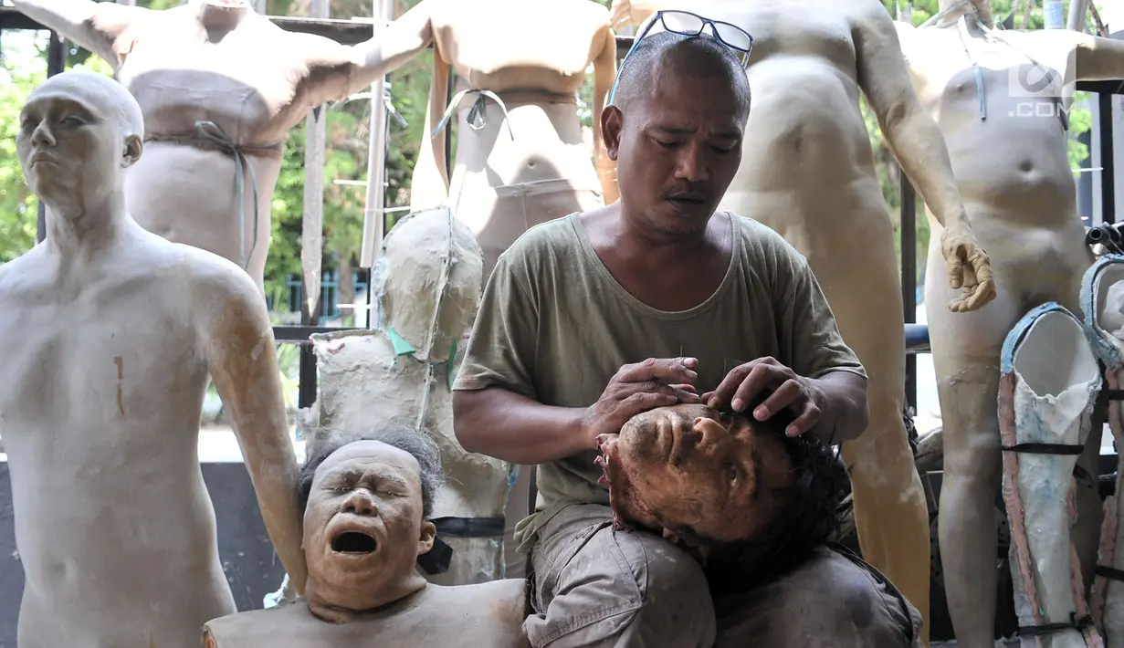 Sarwo Edi alias Kocom (52) membuat salah satu boneka atau patung prostetik di kawasan Bekasi, Jawa Barat, Senin (24/9). Kocom telah menggeluti profesinya sebagai patung prostetik sejak tahun 2000-an secara otodidak. (Merdeka.com/ Iqbal S. Nugroho)