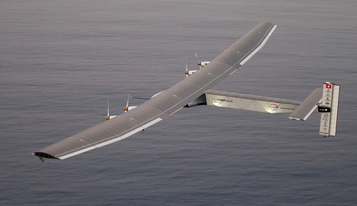 Pesawat bertenaga surya, Solar Impulse 2 melakukan uji penerbangan dari bandara Kalaeloa, Hawaii, Kamis (3/3). Pesawat itu sempat mengalami kerusakan baterai dalam perjalanan selama lima hari dari Jepang ke Hawaii pada Juli 2015. (AFP PHOTO/EUGENE Tanne)