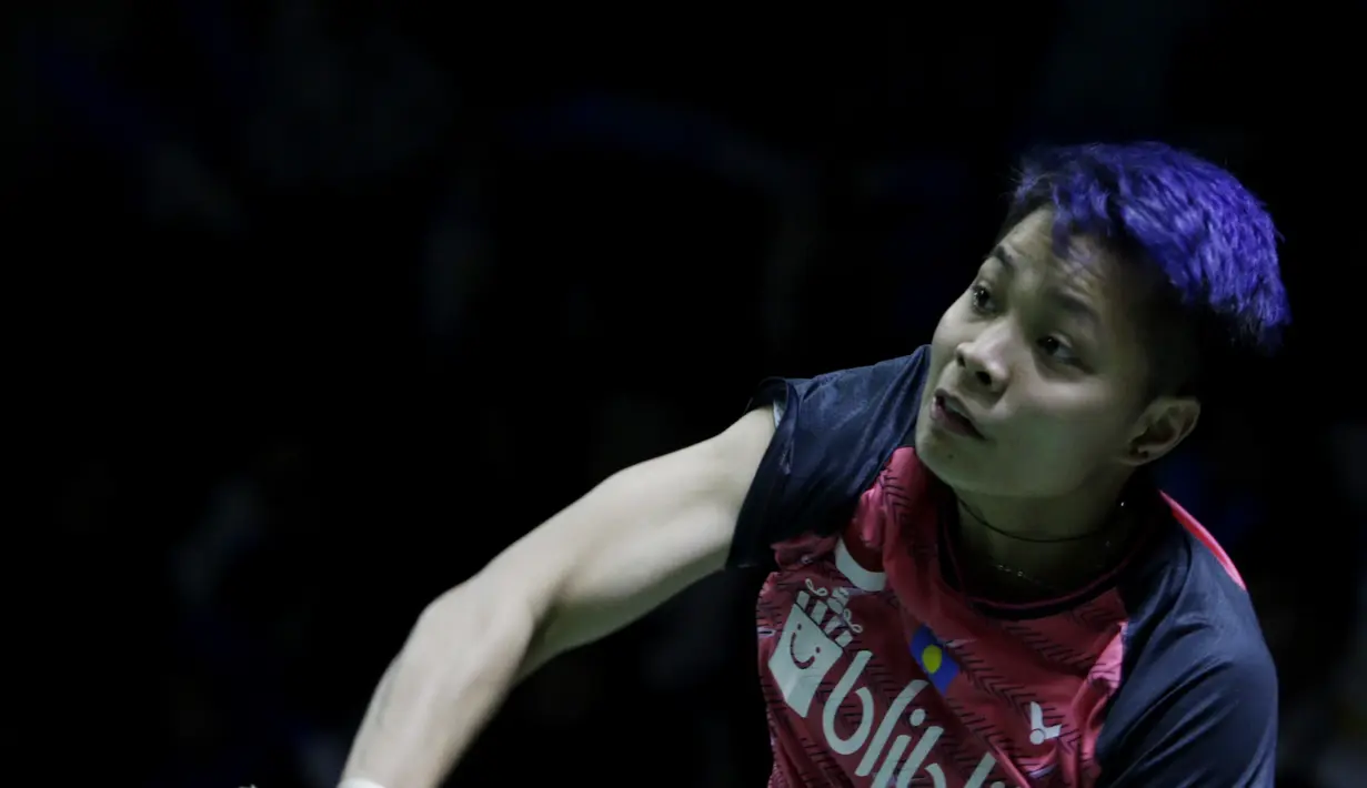 Pebulutangkis Indonesia, Apriyani Rahayu, saat melawan wakil Jepang, Ayako Sakuramoto/Yukiko Takahata pada Indonesia Open 2019 di Istora, Jakarta, Selasa (16/7). Pasangan Indonesia menang 21-15, 21-16. (Bola.com/M Iqbal Ichsan)