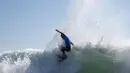 Berkat hasil apik ini, peselancar 21 tahun itu akan ditantang wakil tuan rumah yakni Kanoa Igarashi pada babak 16 besar di Tsurigasaki Surfing Beach, Senin (26/7/2021). (Foto:AP/Olivier Morin,Pool)