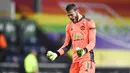 Kiper Manchester United, David de Gea, melakukan selebrasi usai manaklukkan Burnley pada laga Liga Inggris di Stadion Turf Moor, Rabu (13/1/2021). Setan Merah menang dengan skor 1-0. (Peter Powell/Pool via AP)