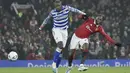 <p>Bek Manchester United, Aaron Wan-Bissaka mengumpan bola dari kawalan pemain Reading, Lucas Joao selama pertandingan putaran keempat Piala FA di Old Trafford di Manchester, Inggris, Minggu (29/1/2023). MU menang atas Reading 3-1. (AP Photo/Rui Vieira)</p>