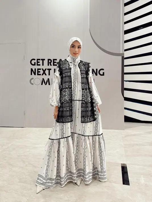 Padu padan gamis dengan lace vest bikin looks Citra Kirana semakin menarik. [@citraciki]