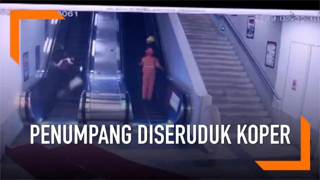 Seorang penumpang kereta jatuh di eskalator usai tertabrak koper milik penumpang lain yang terlepas. Akibatnya  korban mengalami patah tulang punggung.