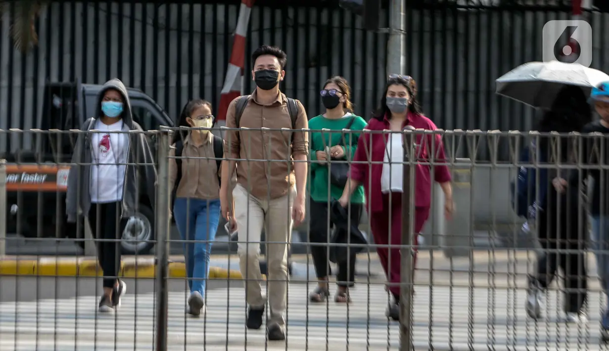 Pemprov DKI Jakarta mengimbau warga menggunakan masker untuk mengantisipasi polusi udara di Ibu Kota akibat polusi udara Jakarta dinilai sangat buruk. (Liputan6.com/Faizal Fanani)