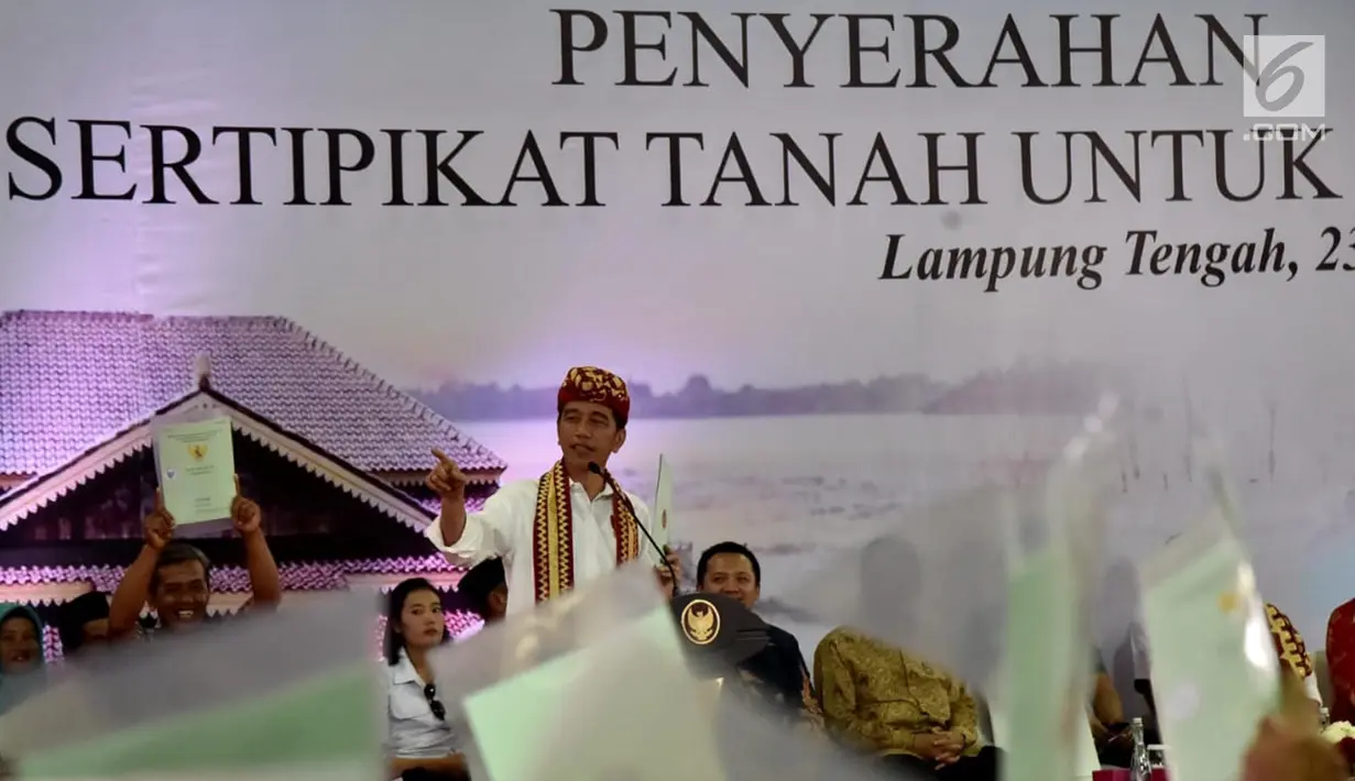 Presiden Joko Widodo menyerahkan 1.300 sertifikat hak atas tanah untuk masyarakat di Kab Lampung Tengah, Jumat (23/11). Secara keseluruhan, 264.000 sertifikat akan diterbitkan untuk masyarakat Provinsi Lampung tahun ini. (Liputan6.com/HO/Biropers)