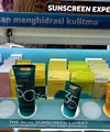Jajaran produk sunscreen di drug store saat difoto pada 16 Oktober 2026. (Liputan6.com/Asnida Riani)