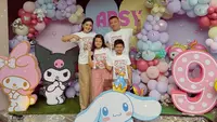Queen Arsy, anak perempuan dari pasangan Ashanty dan Anang baru saja memasuki usianya yang ke-9 tahun. Menarik, karena perayaannya tahun ini diadakan di rumah dengan gaya sederhana. [Foto: Instagram/ashanty_ash]