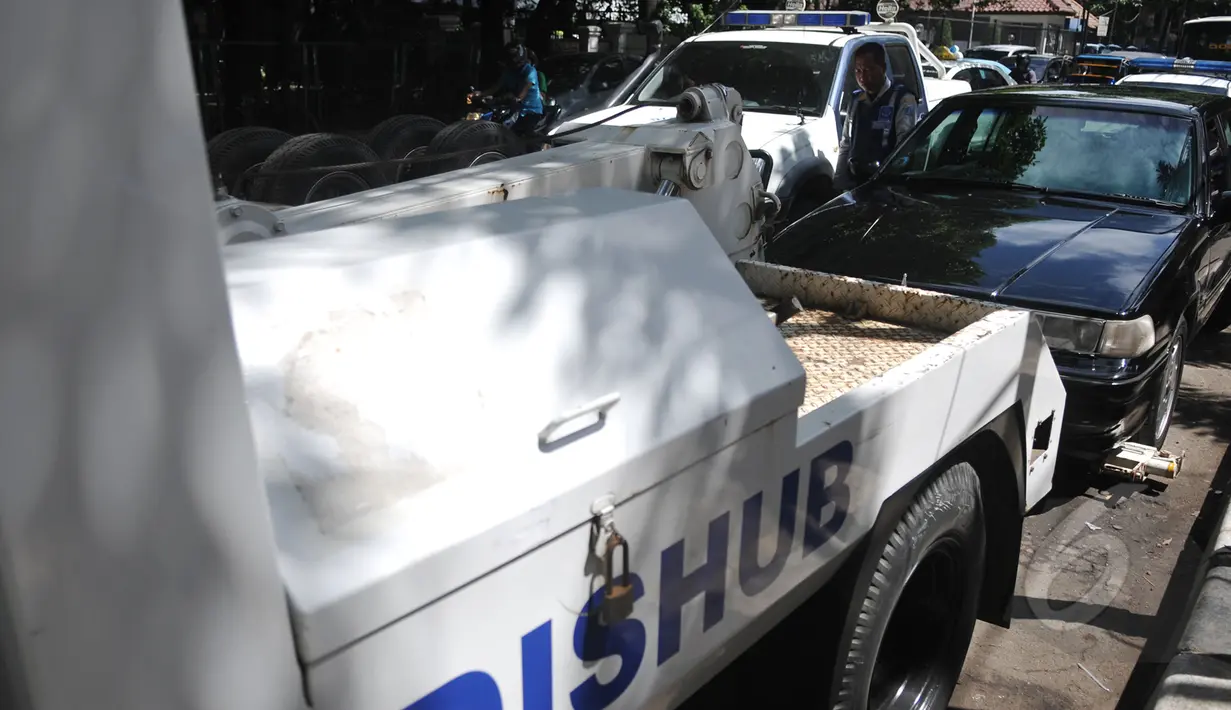 Dishub siap menderek mobil yang parikir liar di sembarang tempat, Jakarta, Selasa (28/4/2015). (Liputan6.com/JohanTallo)