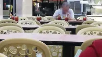 Seorang pria tua Malaysaia sengaja pesan makan malam untuk delapan orang, padahal untuk dimakan sendirian (Dok. Facebook/ZAYAN)