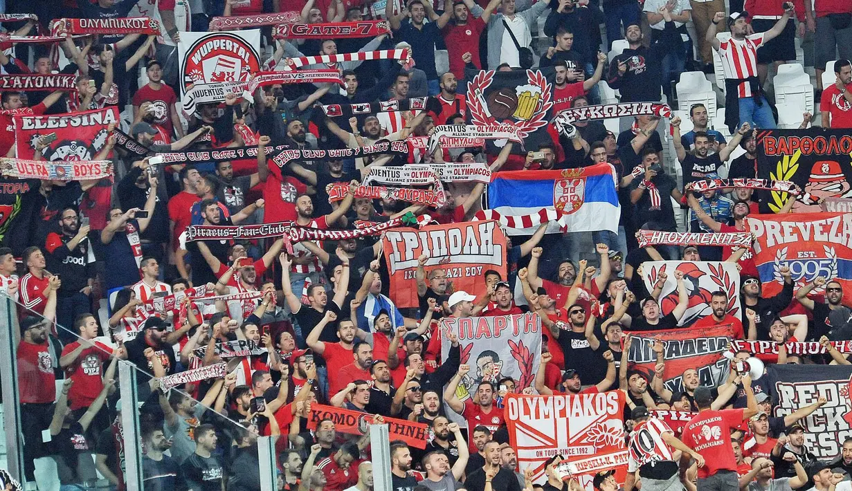 Dukungan suporter Olympiakos kepada timnya saat melawan Juventus pada laga grup D Liga Champions di Allianz stadium, Turin, (27/9/2017). Juventus menang 2-0. (Alessandro Di Marco/ANSA via AP)