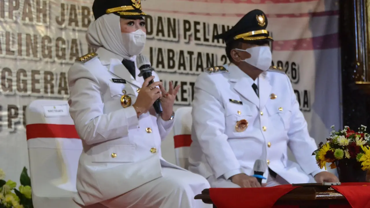 Bupati Purbalingga, Dyah Hayuning Pratiwi SE BEcon MM dan Wakil Bupati Purbalingga H Sudono ST MT saat dilantik. (Foto: Liputan6.com/Humas Pemkab Purbalingga)