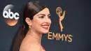 Aktris Bollywood Priyanka Chopra membiarkan rambutnya terikat rapi ketika menghadiri ajang Emmy Awards 2016 di Microsoft Theater, Los Angeles, Minggu (18/9). Priyanka  menyempurnakan penampilannya dengan pulasan lipstik merah. (AFP PHOTO/Robyn Beck)