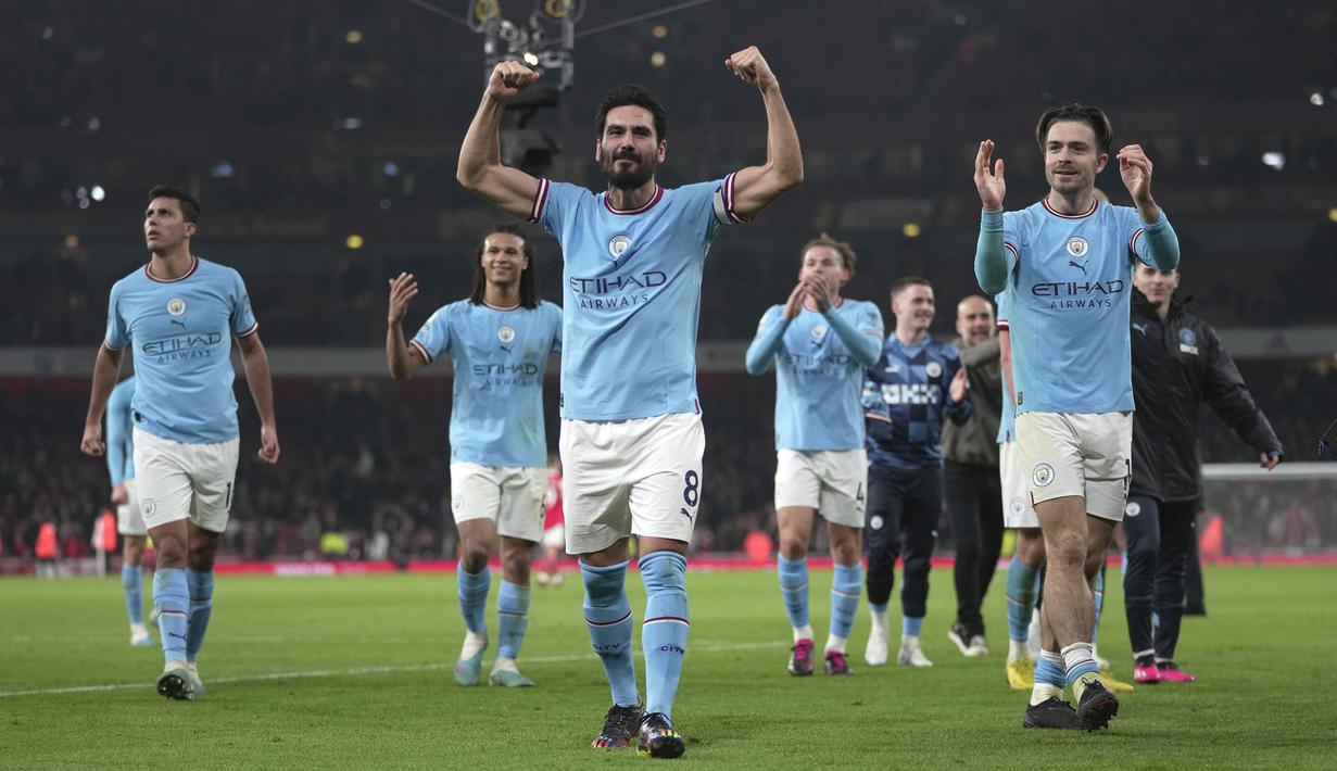 Pemain Manchester City merayakan kemenangan timnya setelah berhasil mengalahkan Arsenal dengan skor 3-1 pada laga pekan ke-23 Liga Inggris 2022/2023 yang berlangsung di Emirates Stadium, London, Kamis (16/02/2023) WIB. Kemenangan tersebut berhasil membuat The Cityzens memuncaki klasemen liga dengan raihan 51 poin. (AP Photo/Kin Cheung)