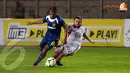 Berbagai upaya dilakukan untuk merebut bola yang digiring pemain Persib. Tantan terlihat berebut bola dengan pemain DC United, Chris Korb (Liputan6.com/Helmi Fithriansyah).
