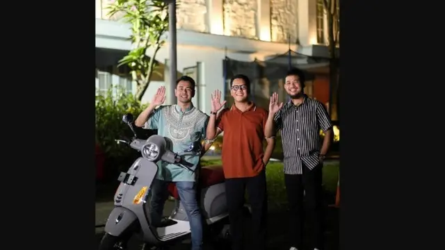 Raffi Ahmad Kecipratan Arief Muhammad Bagi-Bagi Hampers 100 Vespa Gratis.