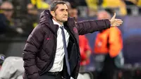 Pelatih Barcelona, Ernesto Valverde, saat memimpin skuatnya dalam laga melawan Borussia Dortmund. (AFP/Marius Becker)