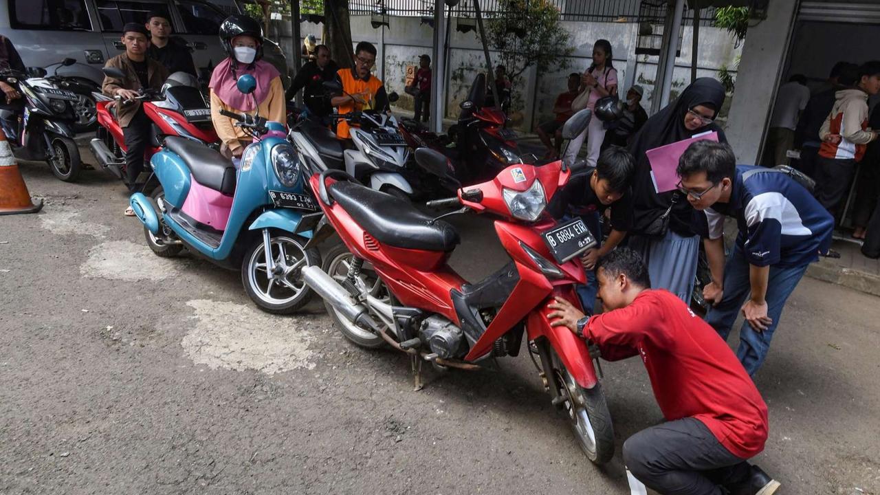 FOTO: Antusiasme Warga Serbu Pemutihan Pajak Kendaraan Bermotor di Samsat Cinere