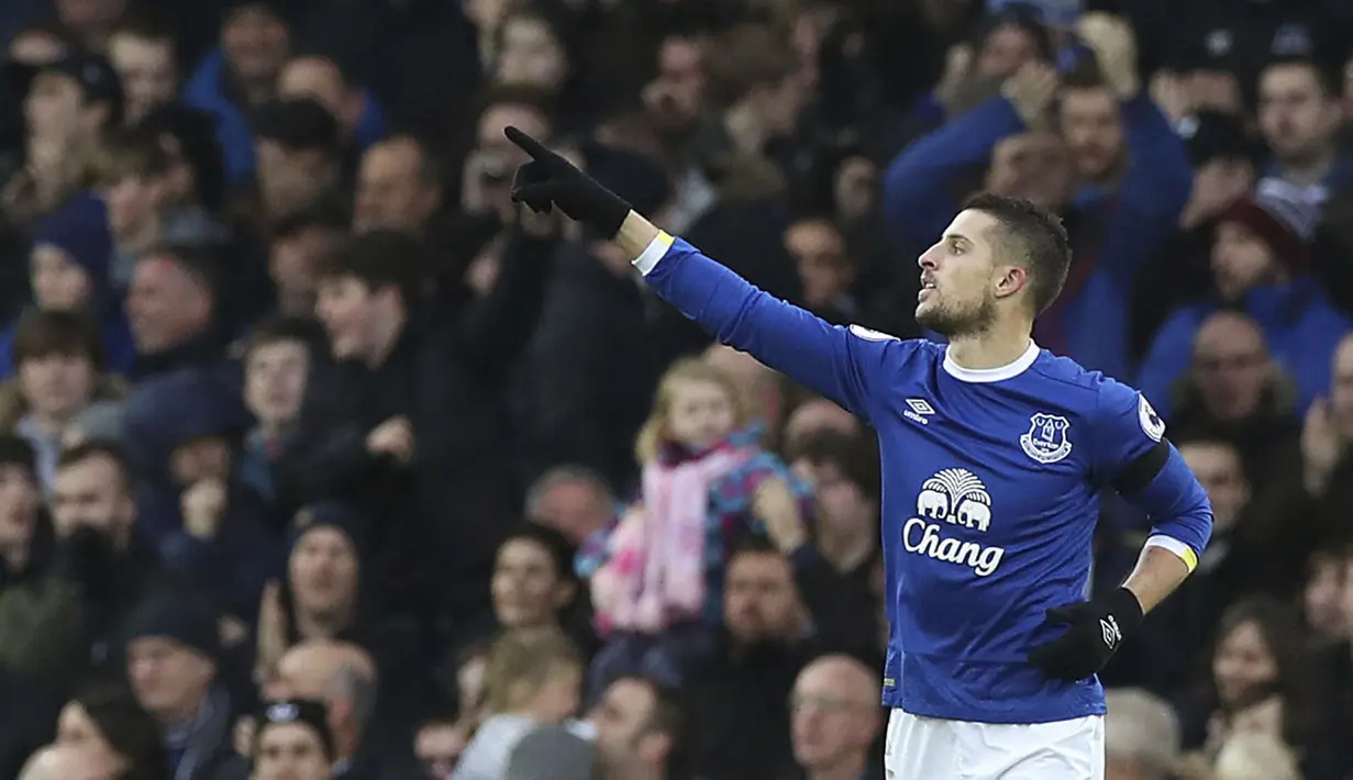 Pemain Everton, Kevin Mirallas mencetak satu gol saat Everton mempemalukan Manchester City 4-0 di Goodison Park, Liverpool, Minggu (15/1/2017). (Peter Byrne/PA via AP)