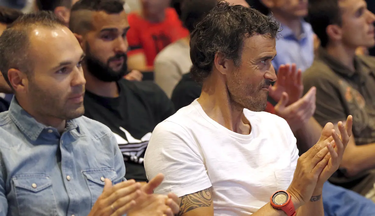 Pelatih Barcelona, Luis Enrique (kanan) bersama Andres Iniesta memberikan tepuk tangan saat menghadiri acara perpisahan Xavi Hernandez di Auditori 1899 stadion Nou Camp,Spanyol, (3/6/2015). (REUTERS/Gustau Nacarino)