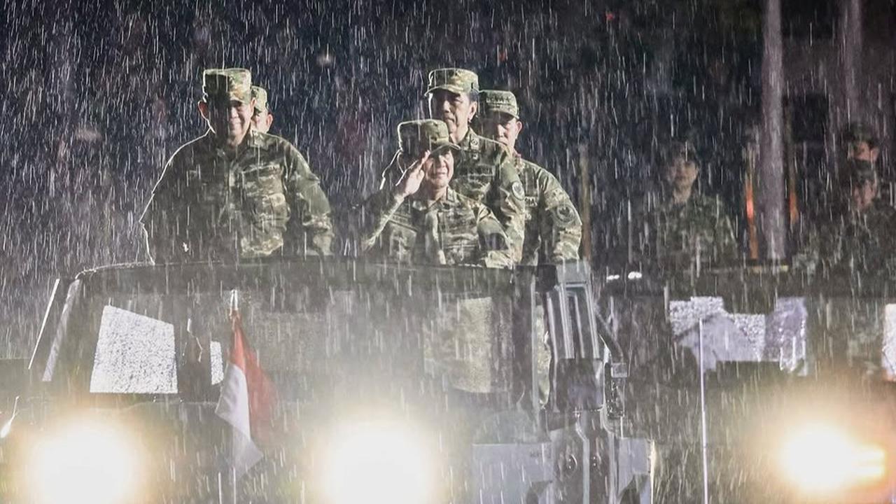 VIDEO: Diguyur Hujan, Prabowo Dikawal Jokowi & SBY Naik Maung 1 di Parade Senja Kepala Daerah