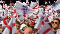 Suporter Inggris memberikan dukungan saat melawan Nigeria pada laga persahabatan di Stadion Wembley, London, Sabtu (2/6/2018). Inggris menang 2-1 atas Nigeria. (AFP/Ben Stansall)