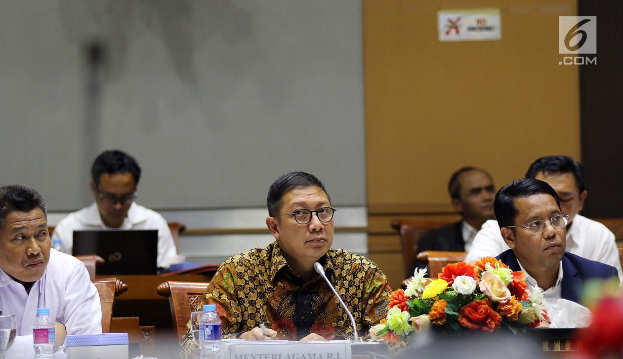 Menteri Agama Lukman Hakim Saifuddin (tengah) saat mengikuti Raker dengan Komisi VIII DPR di Kompleks Parlemen, Senayan, Jakarta, Selasa (4/9). Raker membahas Rencana Kerja/Anggaran Kementerian Agama Tahun Anggaran 2019. (Liputan6.com/Johan Tallo)