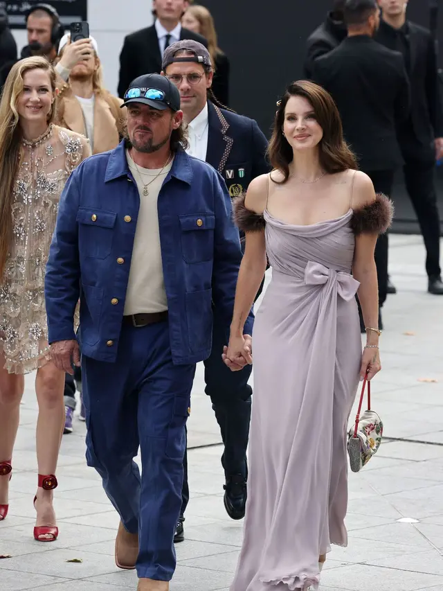 Lana Del Rey Boyong Suami “Pawang Buaya” ke Paris Fashion Week, Tampil Glamor nan Romantis di Valentino Show