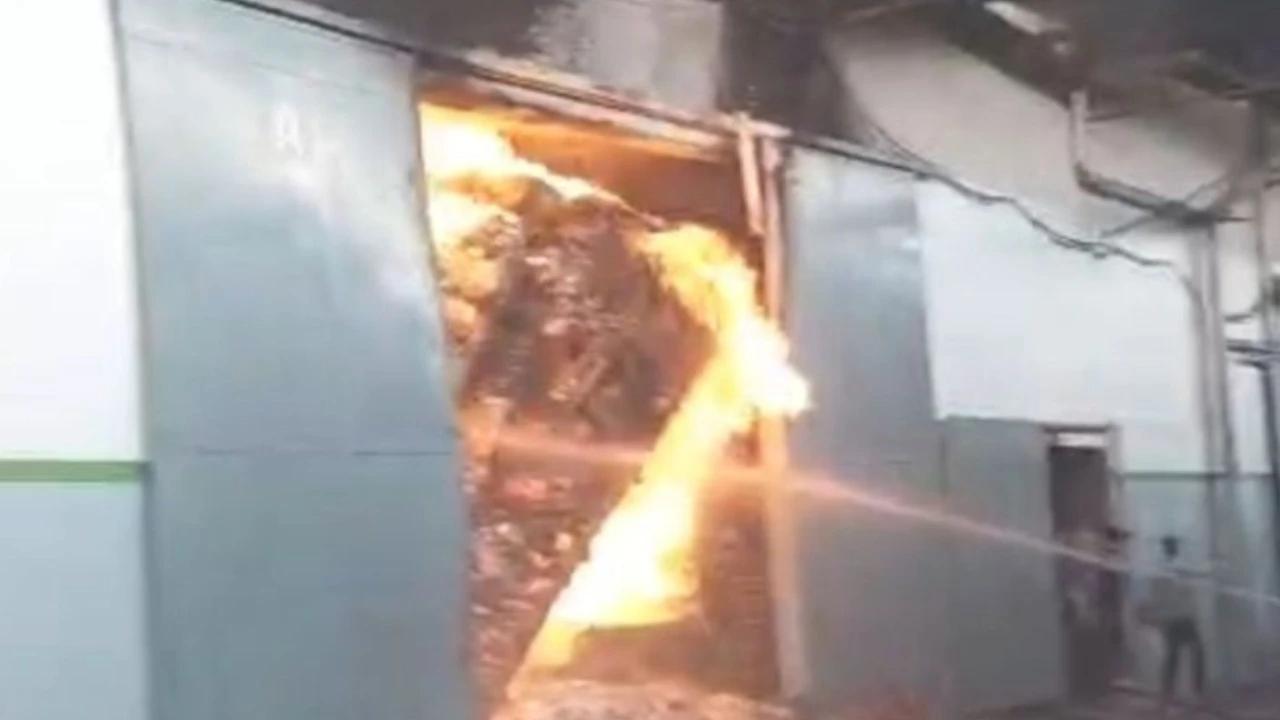 Kebakaran Gudang Plastik di Jakbar, Sudin Gulkarmat Terjunkan Alat Berat