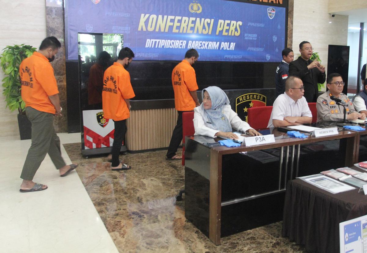 Polisi tangkap tersangka pemilik situs video porno anak di Pangandaran