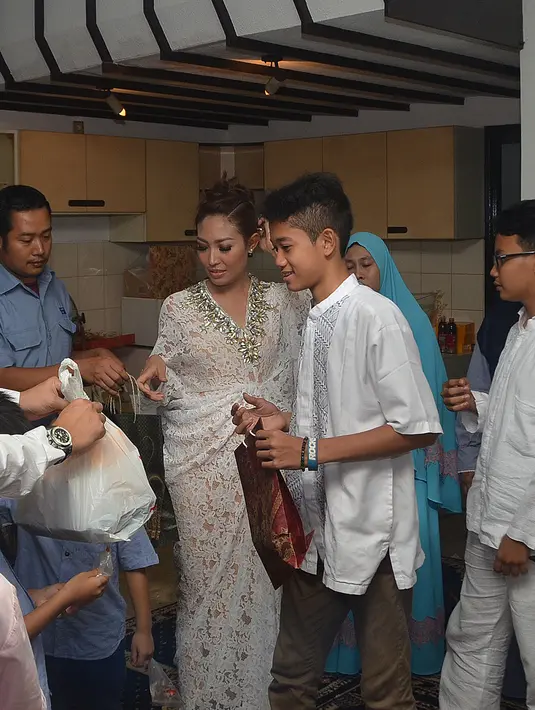 Di hari ulang tahunnya Ayu Dewi menggelar acara syukuran bersama anak-anak yatim dan ibu-ibu pengajian Aniswa di kediamannya, kawasan Pejaten, Jakarta Selatan, Senin (7/9/2015). (Galih W. Satria/Bintang.com)