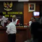 Menteri ESDM Sudirman Said memberikan sejumlah bukti sebelum sidang pemeriksaan perkara Setya Novanto di ruang MKD, Kompleks Parlemen Senayan, Jakarta, Rabu (2/12) . Sudirman dimintai keterangan seputar pencatutan nama Presiden. (Liputan6.com/Johan Tallo)