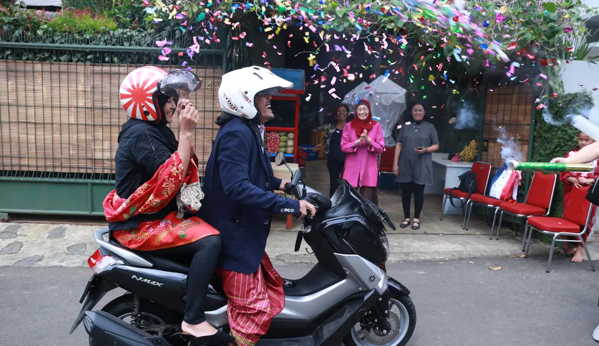 Setelah melakukan berbagai persiapan, pasangan ini lantas berfoto-foto dulu dihadapan para wartawan yang telah menantinya. Ria juga menyiarkan secara langsung persiapannya melalui Facebook. (Adrian Putra/Bintang.com)
