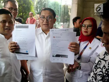 Sekjen Partai Gerindra Fadli Zon menunjukkan berkas laporan penyebar berita hoax kepada Ketum Partai Gerindra Prabowo Subianto saat mendatangi gedung Bareskrim Mabes Polri, Jakarta, Jumat (2/3). (Liputan6.com/Johan Tallo)